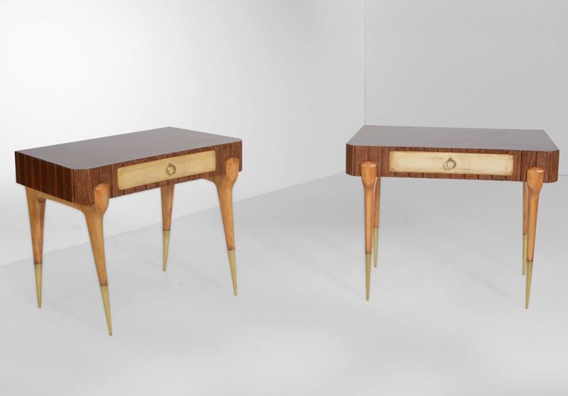 Coppia di comodini con struttura in legno, pergamena e particolari in ottone.  - Auction Design - Cambi Casa d'Aste