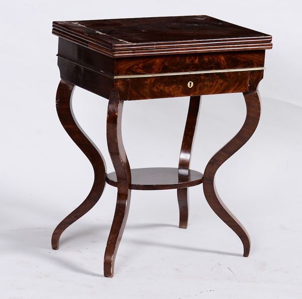 Tavolino da gioco con gambe a sciabola in legno lastronato, XIX secolo