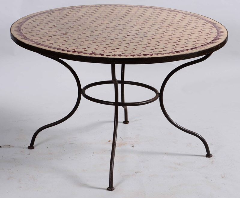 Tavolo rotondo in metallo con piano marocchino  - Auction Furniture | Cambi Time - Cambi Casa d'Aste