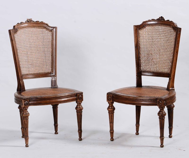 Coppia di sedie in noce intagliato, XIX secolo  - Auction Fine Art September | Timed Auction - Cambi Casa d'Aste