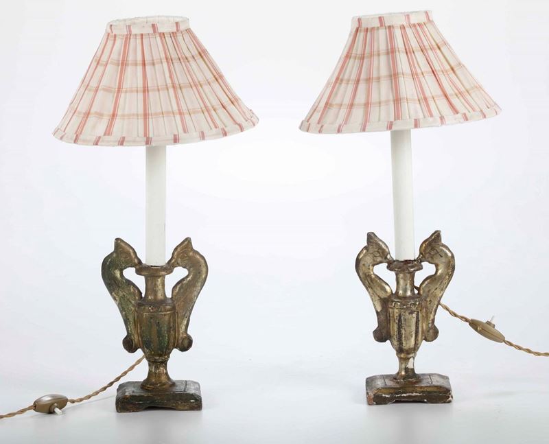 Due piccole lampade in legno intagliato, XIX secolo  - Asta Antiquariato Settembre | Asta a Tempo - Cambi Casa d'Aste