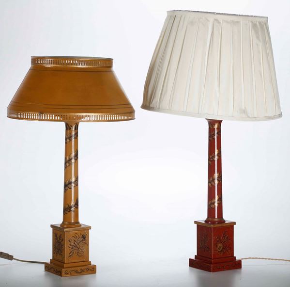 Coppia di lampade da tavolo a colonna in metallo dipinto