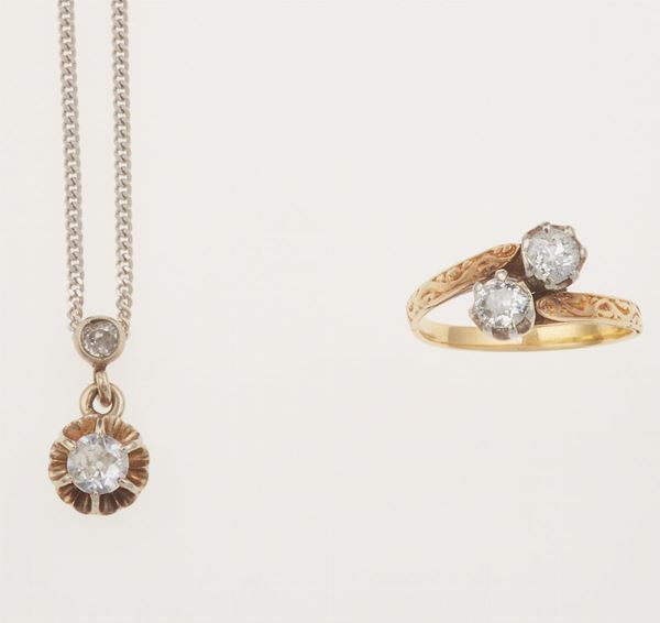 Lotto composto da anello contrarié con due piccoli diamanti di vecchio taglio ed un piccolo pendente con diamante di vecchio taglio