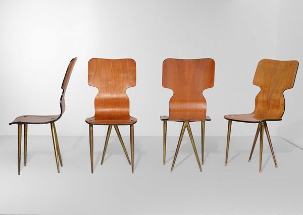 Quattro sedie con struttura in legno compensato curvato, sostegni e particolari in ottone.
