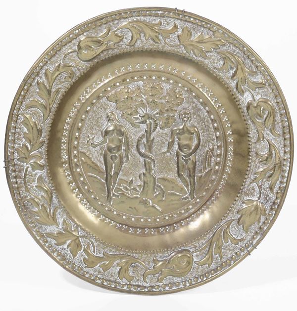 Elemosiniere in metallo con rappresentazione di Adamo ed Eva. XIX secolo