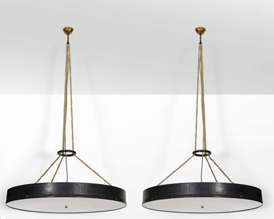 Coppia di Lampade a Sospensione con Struttura in Ottone e Metallo Laccato. Diffusore in Metacrila...