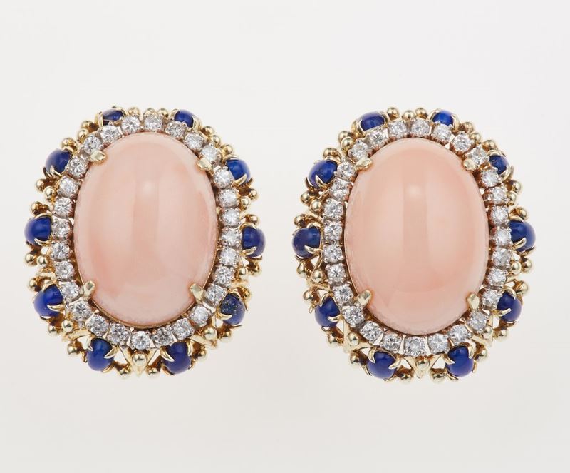 Orecchini in corallo rosa, lapislazzuli e diamanti  - Auction Fine Coral Jewels - II - Cambi Casa d'Aste