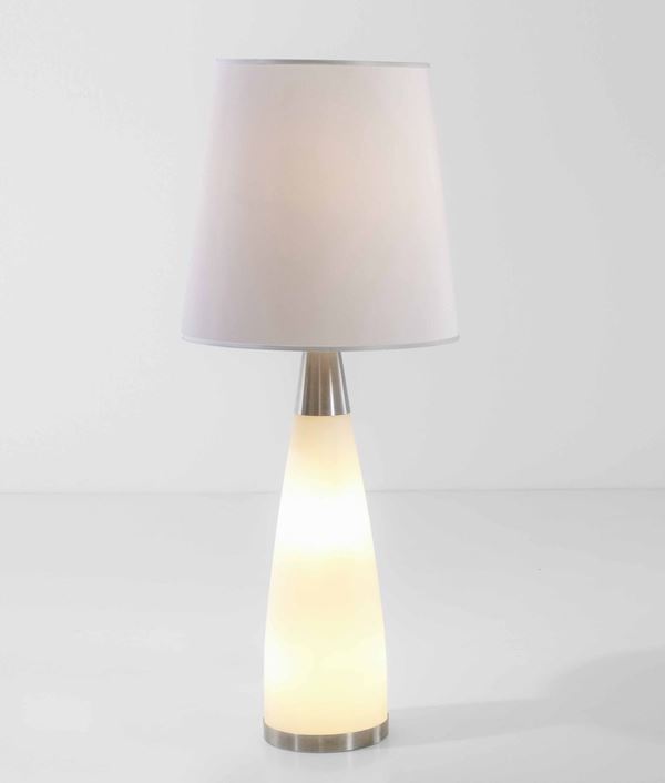 Grande lampada da tavolo con struttura in vetro opalino e metallo cromato. Diffusore in tessuto.