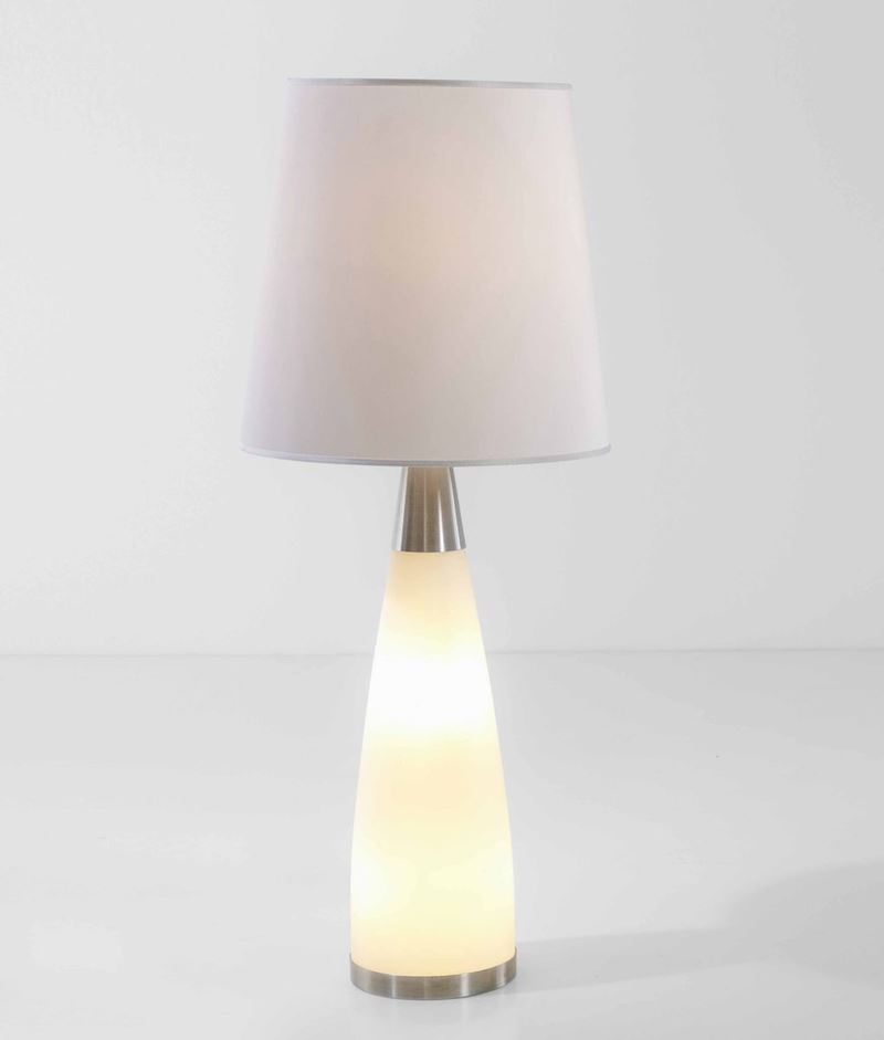 Grande lampada da tavolo con struttura in vetro opalino e metallo cromato. Diffusore in tessuto.  - Auction Design - Cambi Casa d'Aste