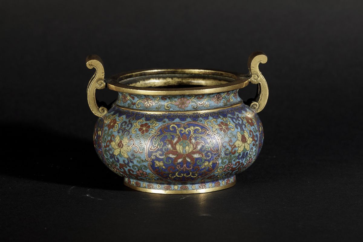 Rarissimo Piccolo Incensiere a Smalti Cloisonnè con Manici e Decoro a Fiori di Loto, Cina, Dinast...