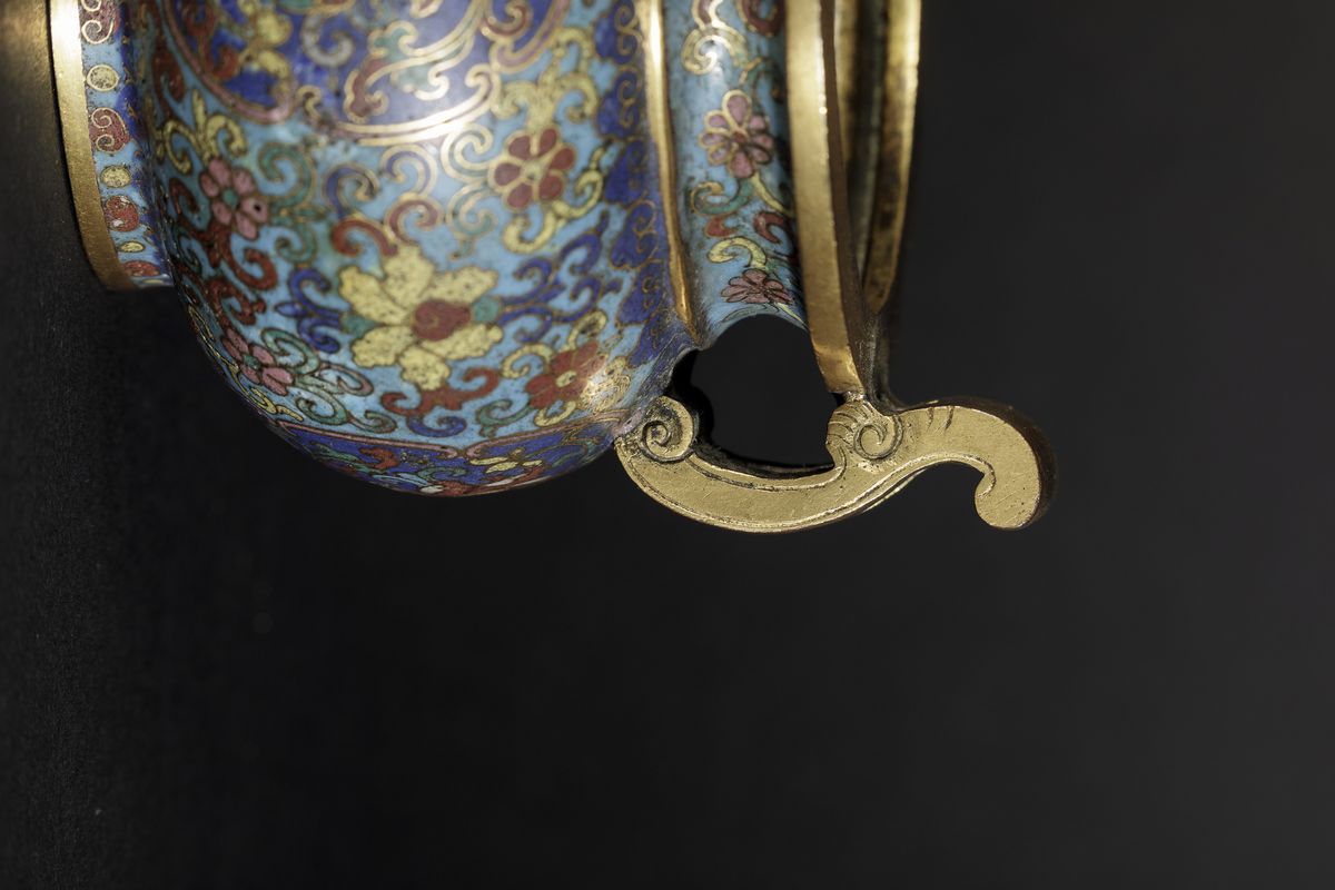 Rarissimo Piccolo Incensiere a Smalti Cloisonnè con Manici e Decoro a Fiori di Loto, Cina, Dinast...