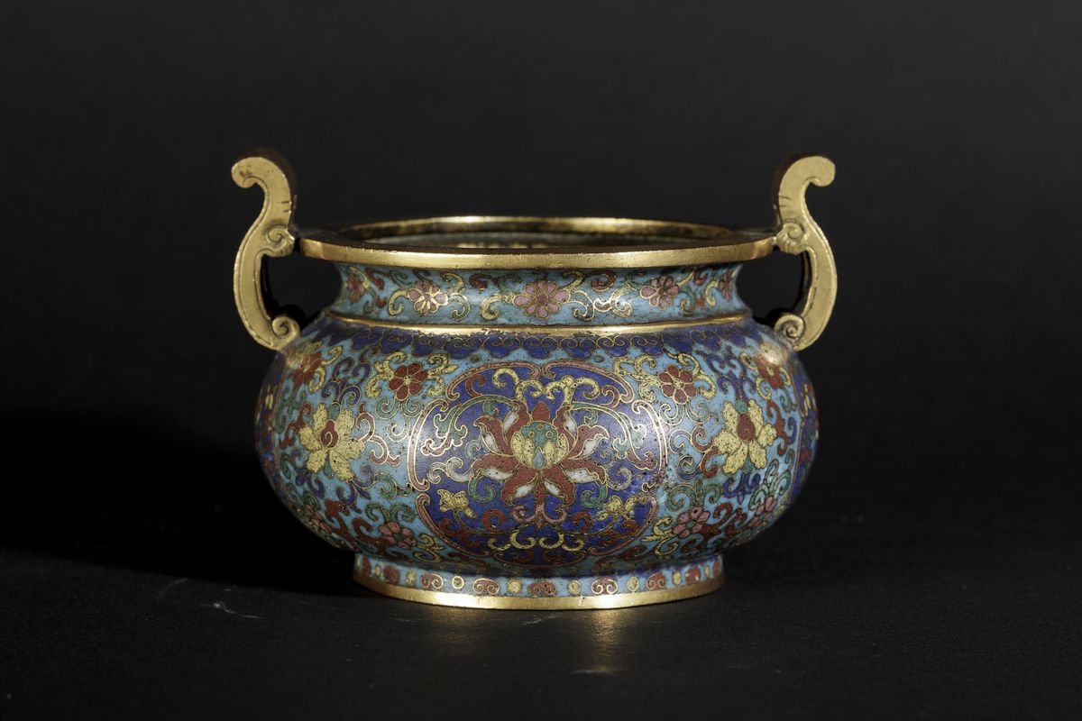 Rarissimo Piccolo Incensiere a Smalti Cloisonnè con Manici e Decoro a Fiori di Loto, Cina, Dinast...