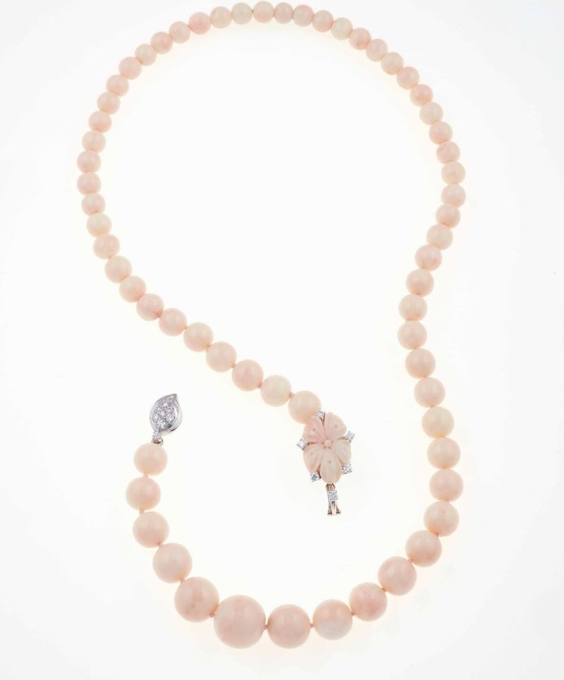 Collana con boules di corallo rosa e piccoli diamanti  - Auction Fine Coral Jewels - II - Cambi Casa d'Aste