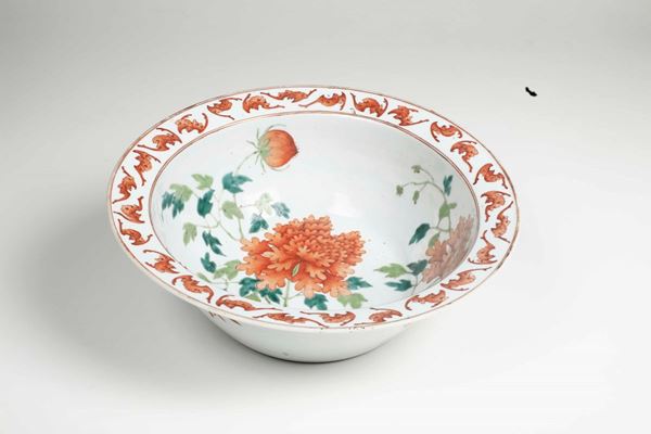 Basin in porcellana a smalti policromi con peonia in fiore, pesca e pipistrelli, Cina, Dinastia Qing,  [..]