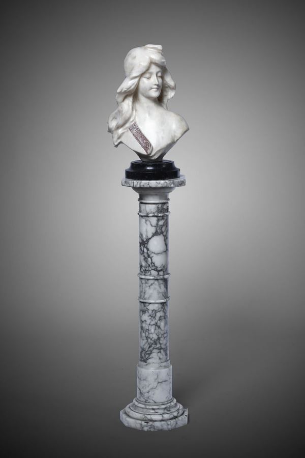 Busto femminile in marmo bianco parzialmente dipinto. XX secolo