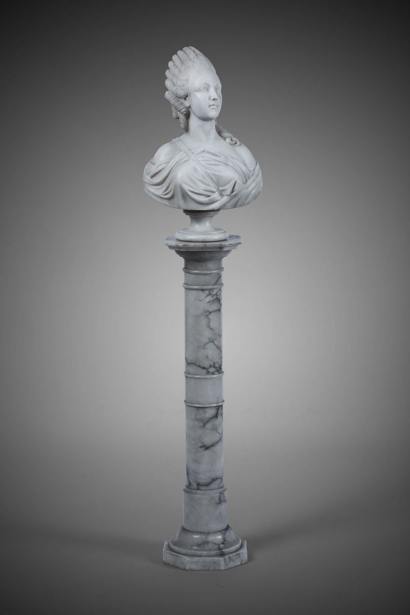 Busto di Maria Antonietta in marmo bianco. XX secolo  - Asta La dimora romana di Giorgio Forattini - I - Cambi Casa d'Aste
