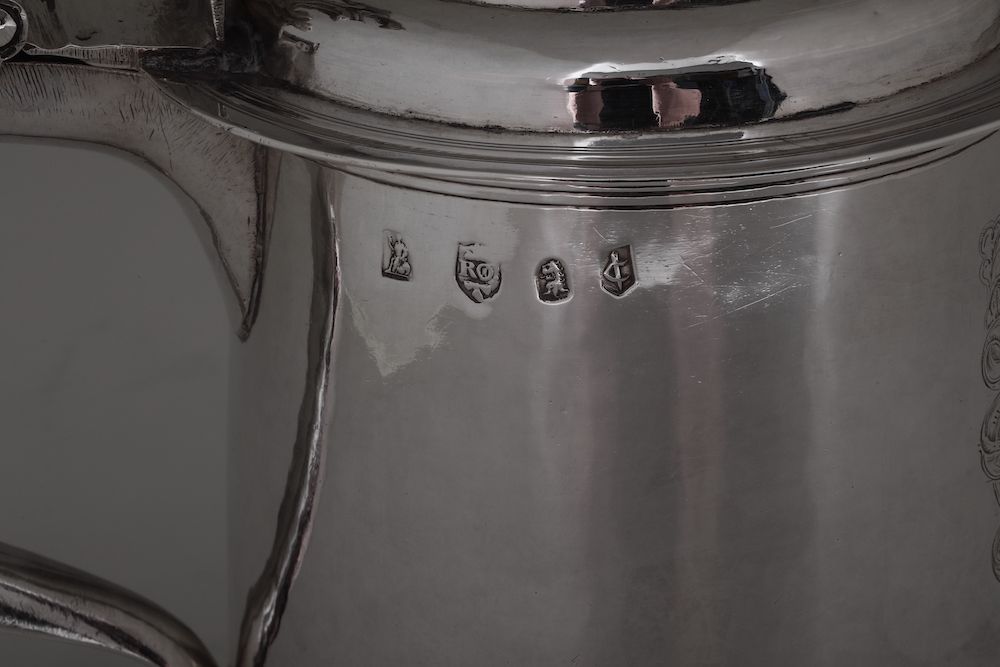 Tankard in Argento. Inghilterra (?) XX Secolo. Marchi di Fantasia