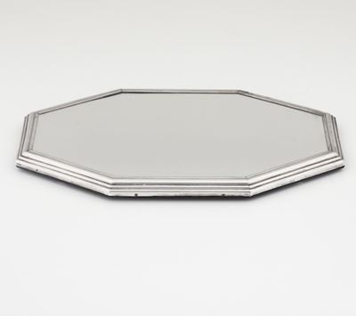 Centrotavola Ottagonale con Piano a Specchio e Bordo in Argento. Italia XX Secolo