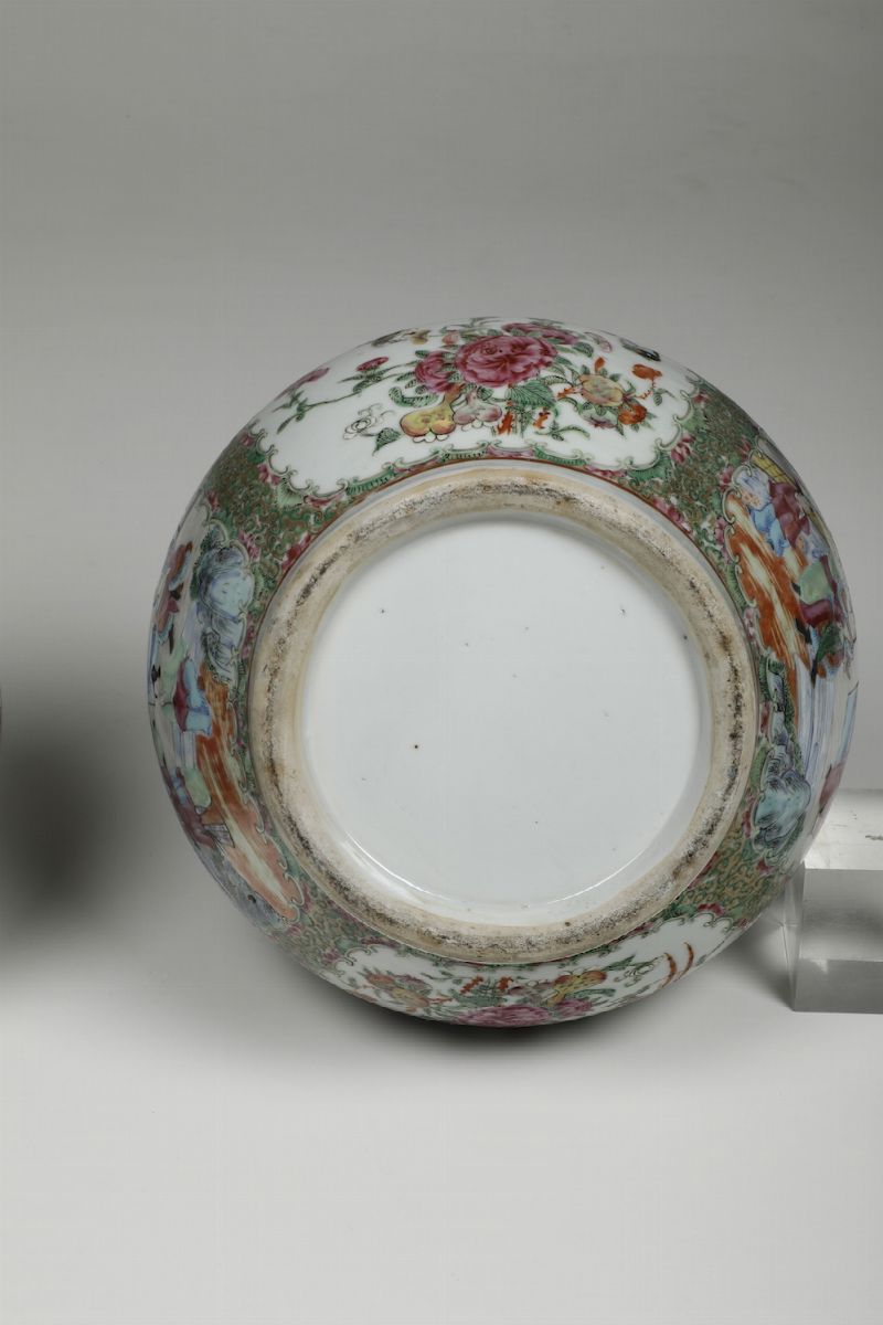 Coppia di Bottiglie in Porcellana Famiglia Rosa con Scene di Vita Comune e Raffigurazioni Natural...