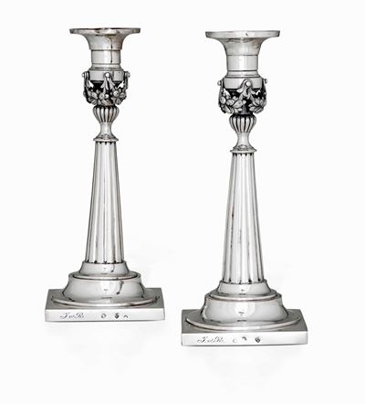 Coppia di Candelieri in Argento Fuso, Sbalzato e Cesellato. Germania XIX Secolo