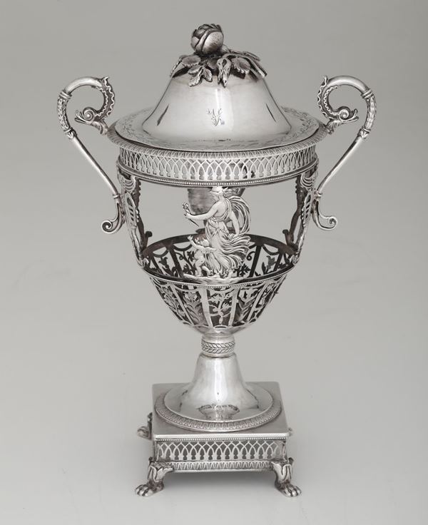 Compostiera in argento a corpo ad anfora biansata traforato con motivi di gusto Impero. Bolli in uso a Parigi, 1815