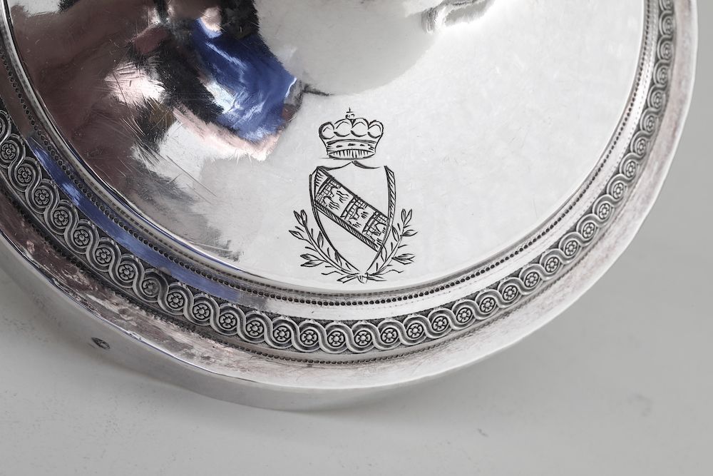 Coppia di Candelieri in Argento Sbalzato e Cesellato. Roma, Dopo il 1815. Orafo Angelo Giannotti
