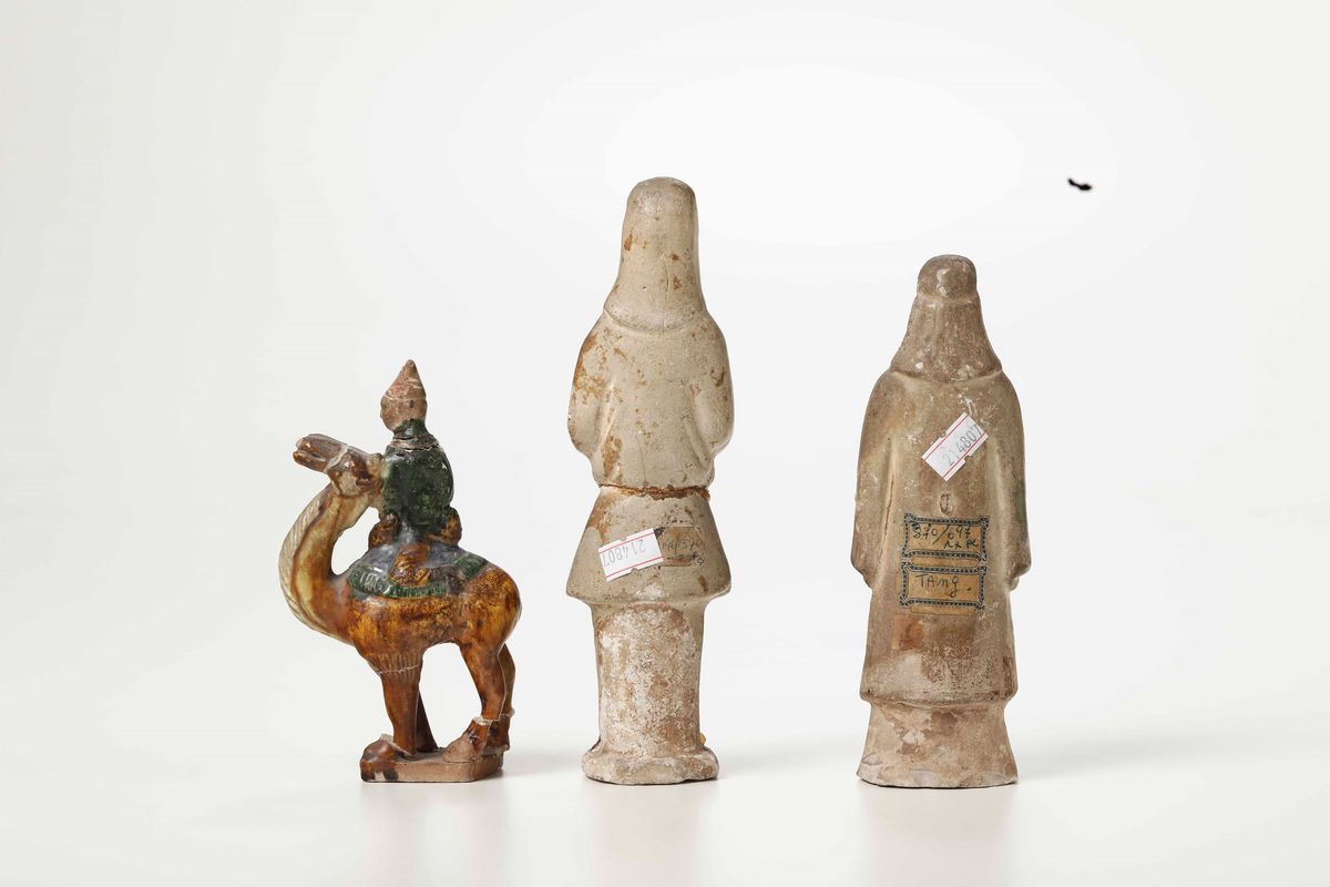 Lotto Composto da Coppia di Guerrieri in Terracotta e Personaggio su Cammello in Terracotta Invet...