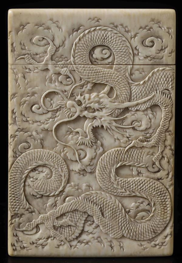 Portabiglietti in avorio con figure di draghi tra le nuvole, Cina, Dinastia Qing, XIX secolo