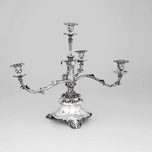Grande candelabro centrotavola in argento fuso sbalzato e cesellato. Londra, 1883