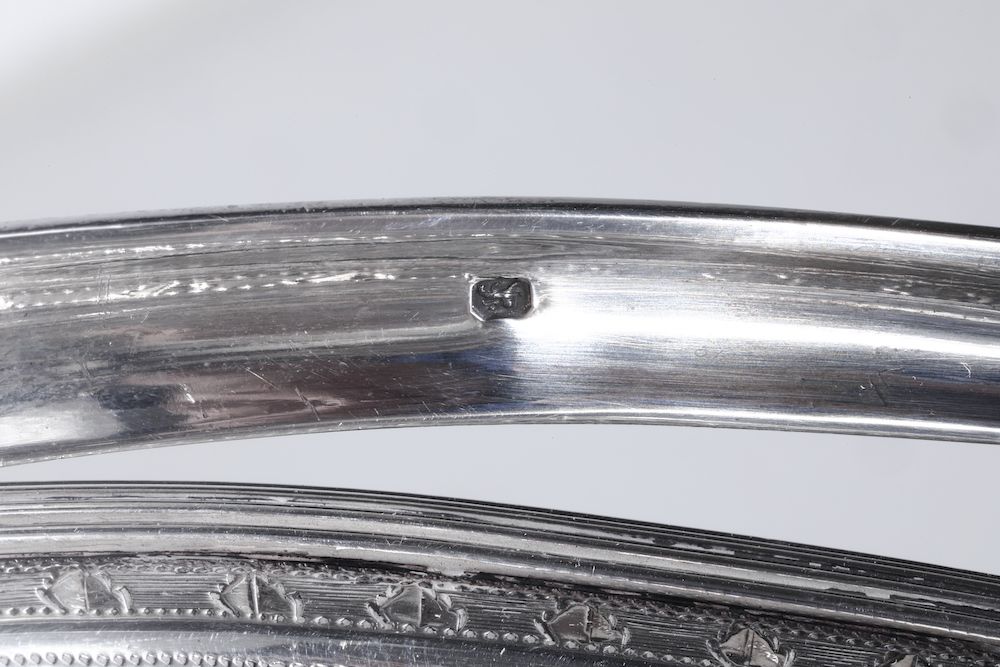 Cestino Ovale in Argento Fuso, Sbalzato e Inciso. Inghilterra XIX Secolo