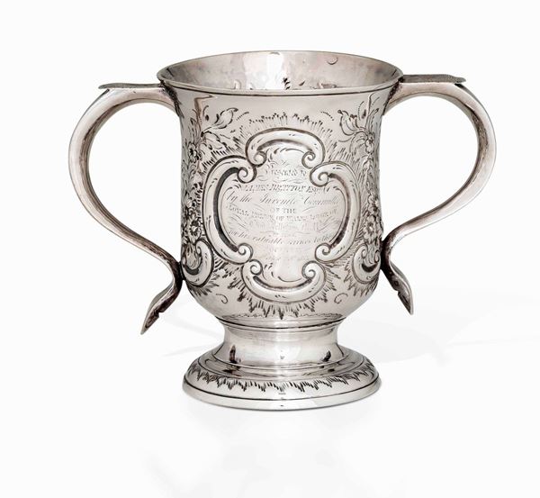 Coppa biansata in argento sbalzato e cesellato. Londra 1761. Marchio dell'argentiere di difficile lettura.