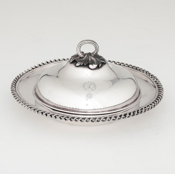 Portavivande con coperchio in argento fuso, sbalzato e cesellato. Londra 1856. Argentiere C.Fox e Gio Fox