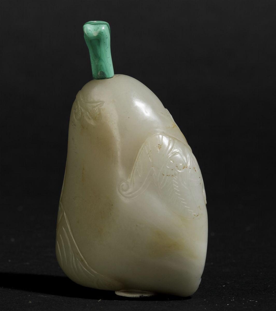 Snuff Bottle in Giada Bianca e Russet con Tappo in Malachite e Decoro Inciso Raffigurante Pipistr...
