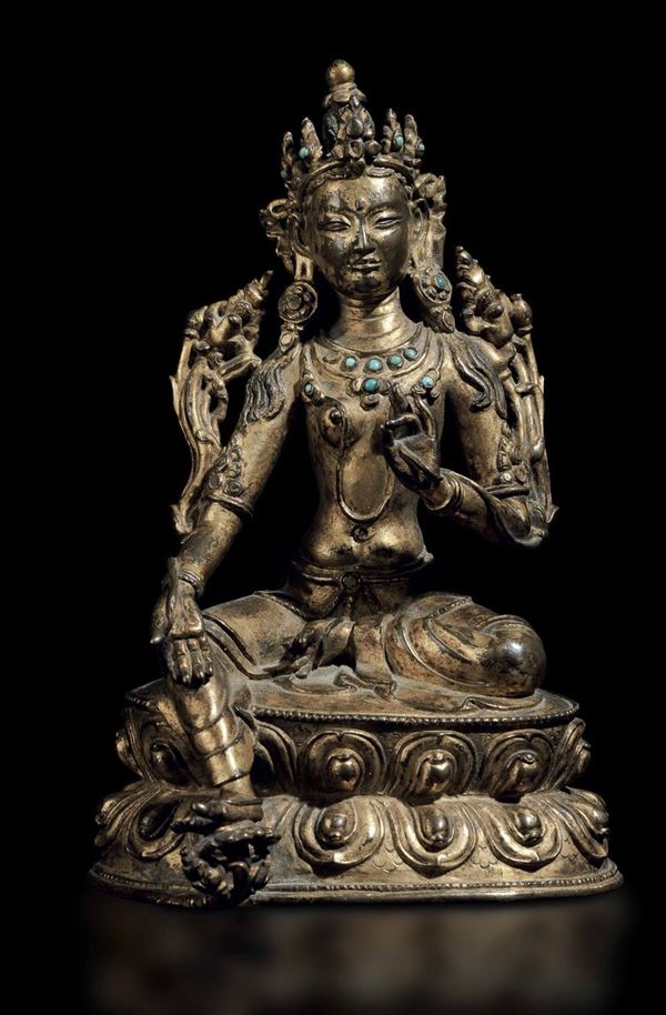 Figura di Bodhisattva Maitreya in bronzo dorato seduta su doppio fiore di loto con innesti di turchese, Nepal, XV secolo