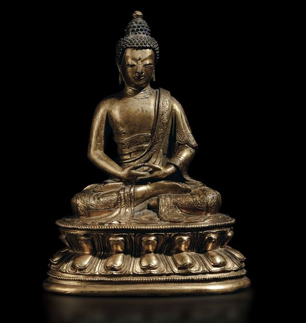 Figura di Buddha Amitayus in bronzo dorato seduto su doppio fiore di loto, Cina, Dinastia Qing, XVII secolo