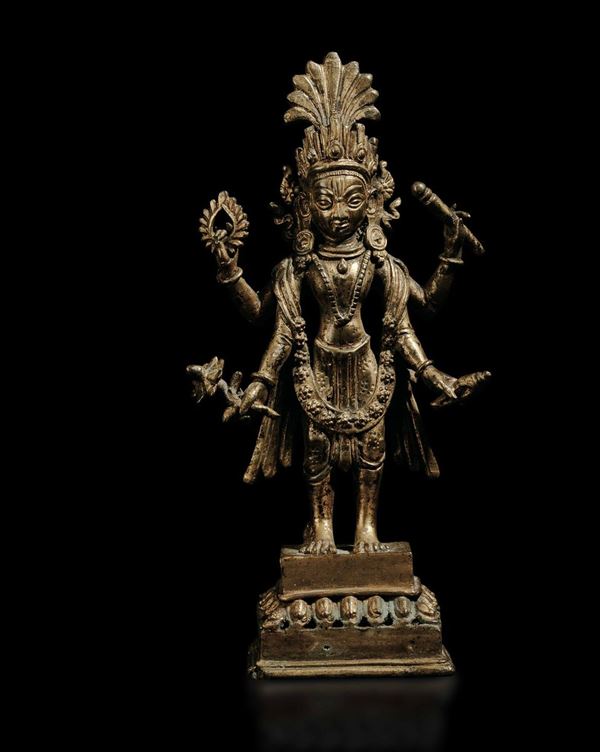 Figura in bronzo di divinità multibraccia con simboli del potere, India, Kerala, periodo Chera, XIV/XV secolo