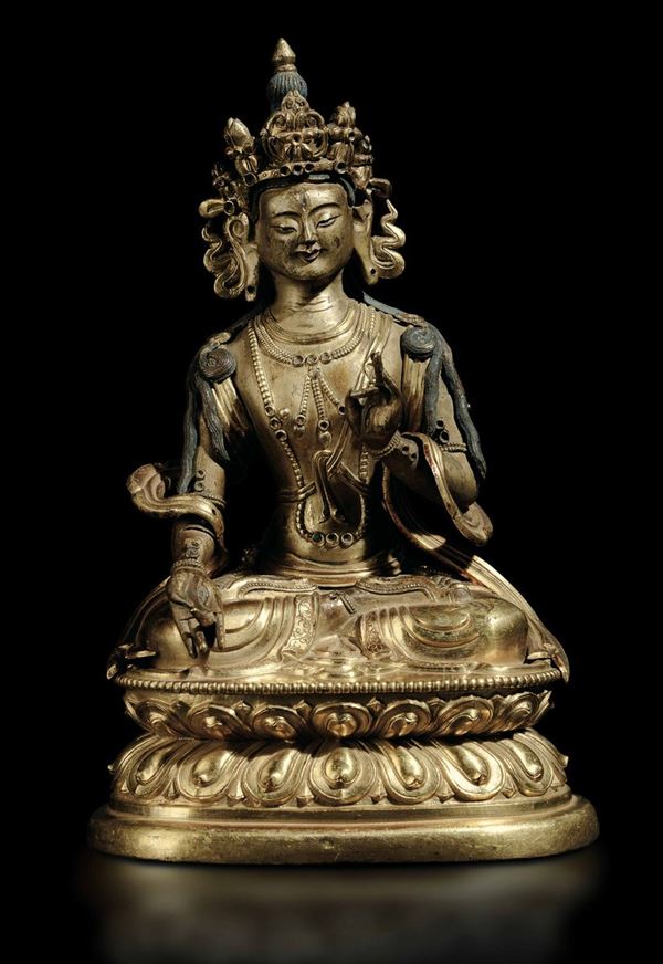 Figura di Tara in bronzo dorato seduta in Ialitasana su doppio fiore di loto con innesti di pietre dure e tracce di policromia, Tibet, XVIII secolo