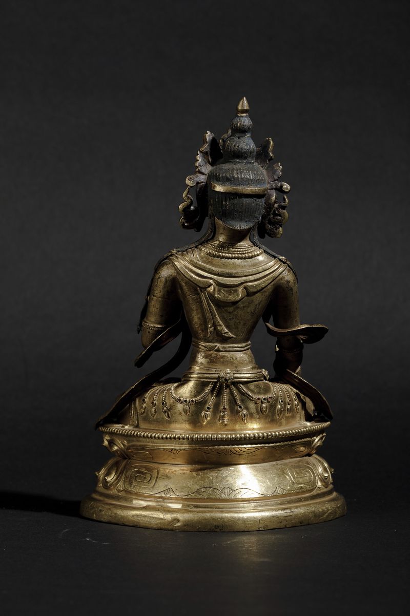 Figura di Tara in Bronzo Dorato Seduta in Ialitasana su Doppio Fiore di Loto con Innesti di Pietr...