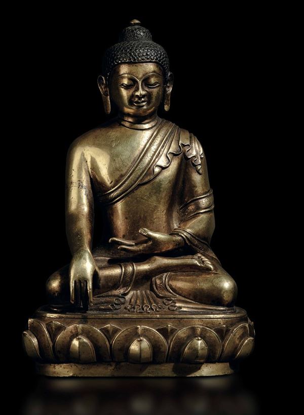 Figura Buddha Sakyamuni seduto su fiore di loto in bronzo dorato, Cina, Dinastia Qing, XVIII secolo