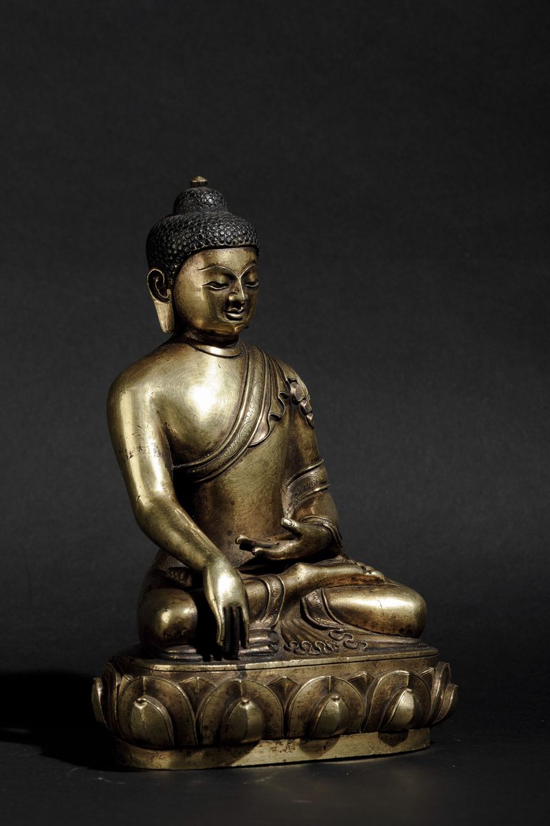 Figura Buddha Sakyamuni Seduto su Fiore di Loto in Bronzo Dorato, Cina, Dinastia Qing, XVIII Seco...