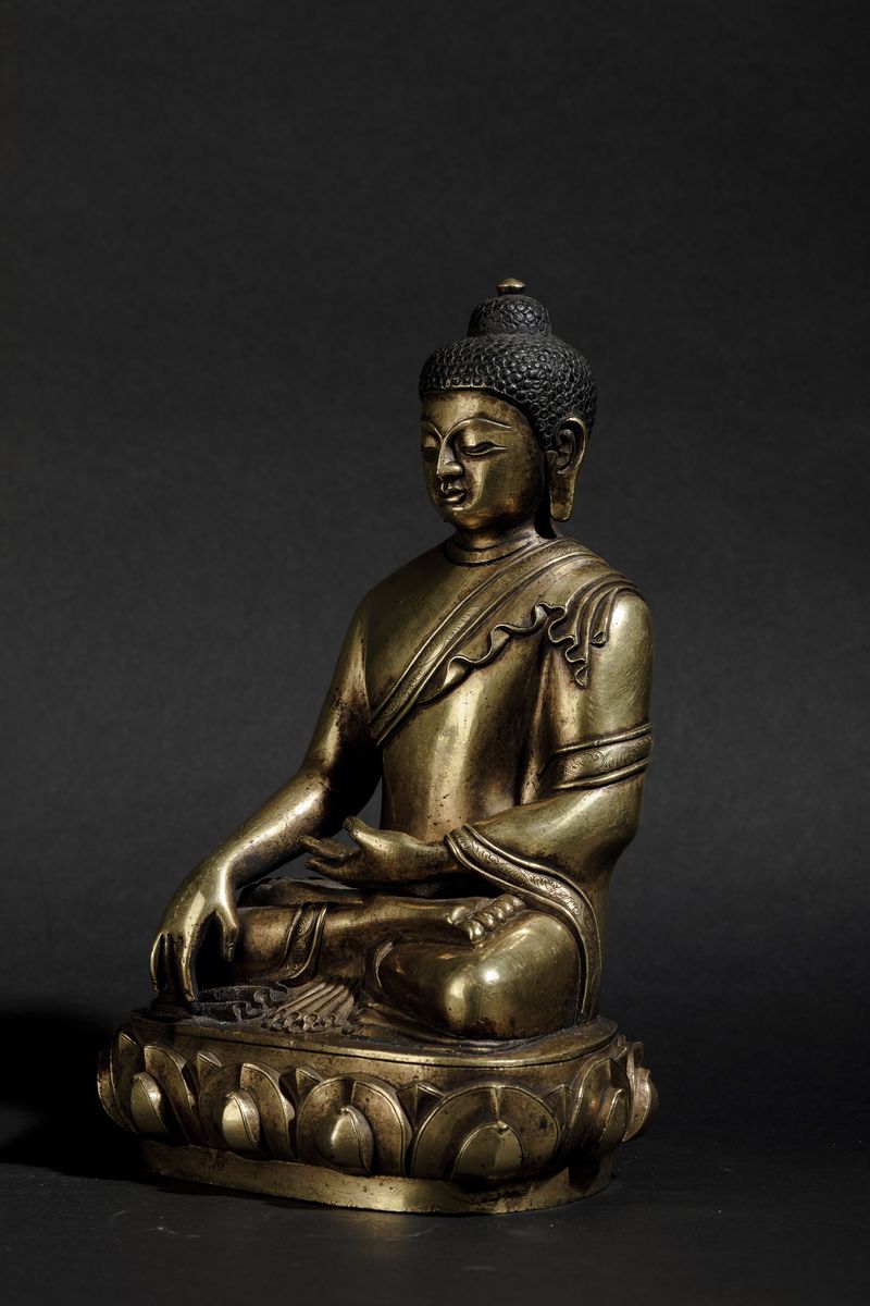 Figura Buddha Sakyamuni Seduto su Fiore di Loto in Bronzo Dorato, Cina, Dinastia Qing, XVIII Seco...