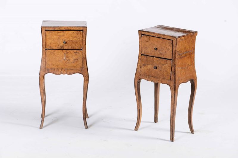 Coppia di comodini a due cassetti in radica di noce con linee mosse, XIX secolo  - Auction Furniture | Cambi Time - Cambi Casa d'Aste