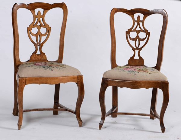 Coppia di sedie in mogano con schienale a giorno e sedute a piccolo punto XVIII secolo