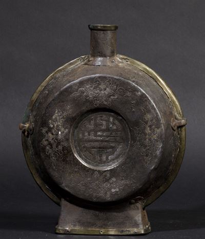 Fiasca in Bronzo con Simboli Taoisti e Decori Floreali Incisi, Cina, Dinastia Qing, XVIII Secolo