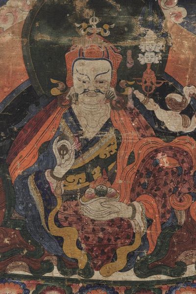 Frammento di Thangka in Seta con Figura Centrale di Lama Seduta su Fiore di Loto, Tibet, XVIII Se...