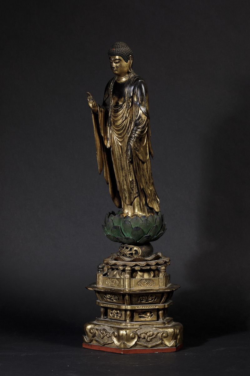 Figura di Buddha Stante su Fiore di Loto in Legno Laccato e Dorato, Giappone, Periodo Edo (1603-1...