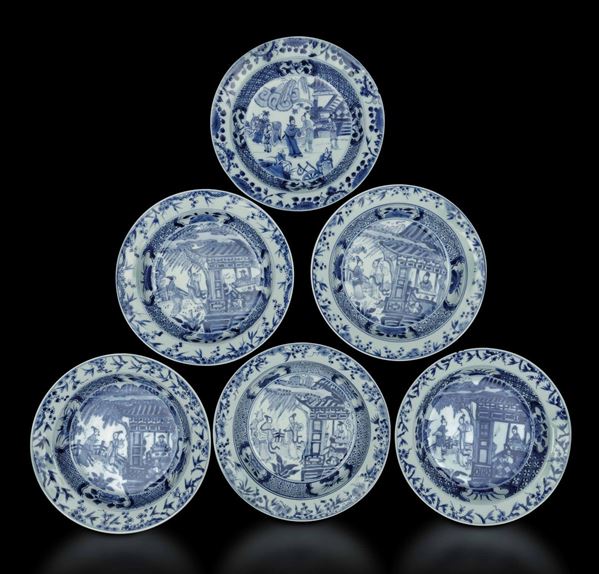 Sei piatti in porcellana bianca e blu con scene di vita comune, decori floreali e soggetti naturalistici entro riserve, Cina, Dinastia Qing, epoca Kangxi (1662-1722)