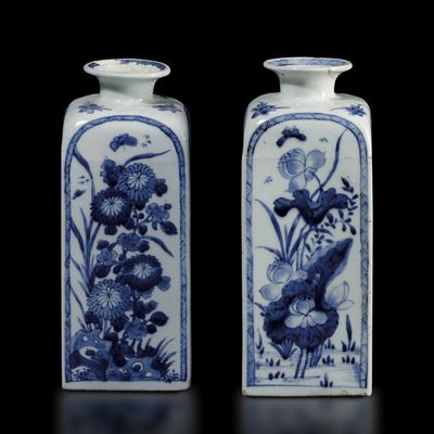 Coppia di Bottiglie in Porcellana Bianca e Blu con Scene Naturalistiche Entro Riserve e Decori Fl...