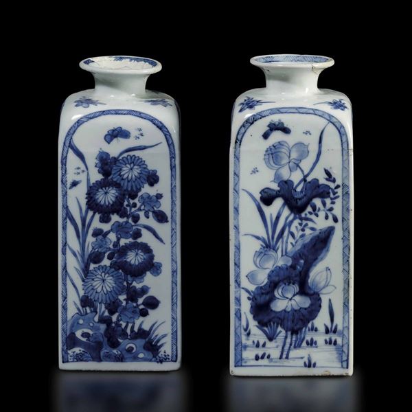 Coppia di bottiglie in porcellana bianca e blu con scene naturalistiche entro riserve e decori floreali, Cina, Dinastia Qing, epoca Kangxi (1662-1722)