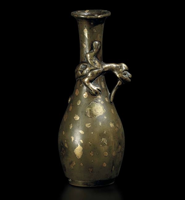 Piccolo vaso in bronzo con decoro gilt splashed e figura di draghetto a rilievo, Cina, Dinastia Ming, XVI secolo